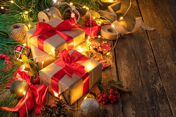 ギフトボックス クリスマスのおもちゃ 木製の背景に火を灯す メリークリスマスとハッピーニューイヤー — ストック写真
