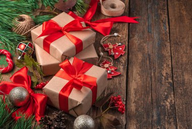 Kırmızı kurdeleli hediye kutuları şenlikli bir arka planda. Noel ve Yeni Yıl konsepti. Yan görünüm, boşluk kopyala.