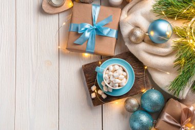 Bir fincan kahve, hediye ve Noel oyuncaklarıyla rahat bir Noel kompozisyonu. Üst görünüm, alanı kopyala.