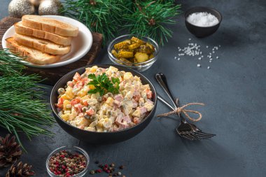 Koyu arkaplanda geleneksel Rus salatası olivieri.