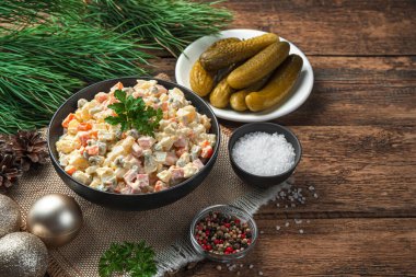 Ahşap arka planda Olivier salatası. Geleneksel Rus salatası.