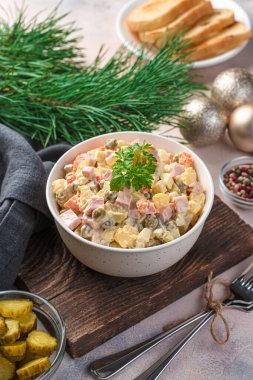 Hafif arkaplanda Olivier sebze, sosis, yumurta ve mayonez salatası.