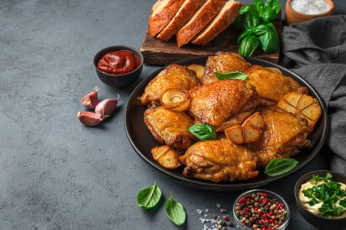 Kızarmış tavuk budu, sarımsak, soğan ve sosla akşam yemeği. Yan görünüm, boşluk kopyala.