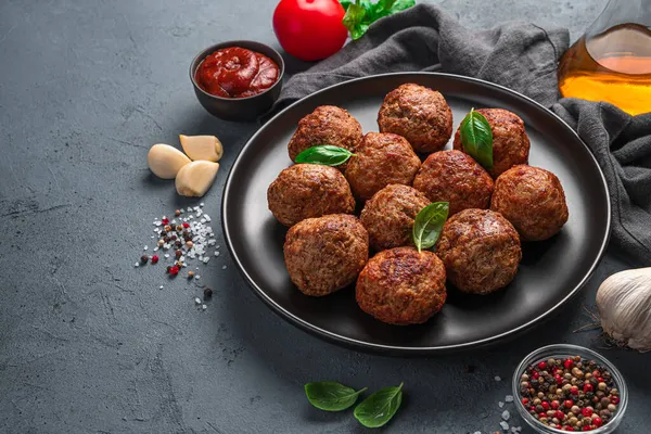 Deliciosas Albóndigas Plato Negro Sobre Fondo Salsa Especias Ajo Vista — Foto de Stock