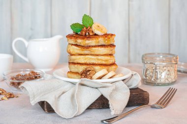 Nane, fındık ve muzlu krep. Yan görünüm, yakın plan.