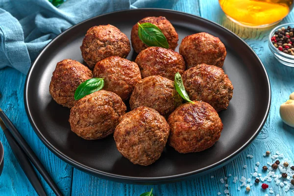 Albóndigas Fritas Con Albahaca Cerca Sobre Fondo Azul Vista Lateral — Foto de Stock