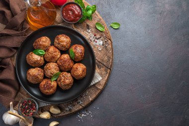 Tahta tahtada taze fesleğen, domates sosu ve sarımsak ile sulu köfteler. Üst görünüm, alanı kopyala.