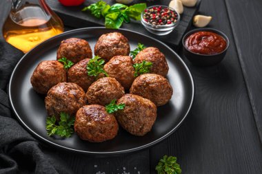 Siyah tabakta taze fesleğenli kızarmış köfte. Yan görünüm, boşluk kopyala.