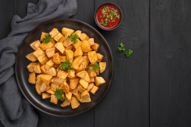 Patatas bravas, İspanyol baharatlı geleneksel bir aperatiftir, tapas. Soslu patates kızartması. Üst görünüm, alanı kopyala.