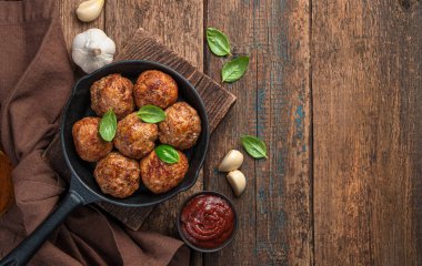 Ahşap arka planda kızartma tavasında köfte. Üst görünüm, alanı kopyala.