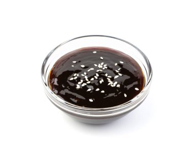 Beyaz arka planda izole edilmiş susam tohumlu teriyaki sosu. Yan görünüm.
