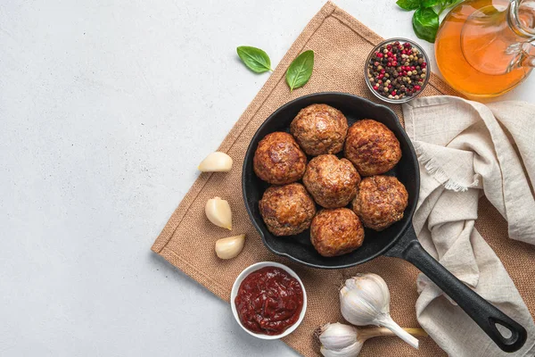 Albóndigas Una Sartén Sobre Fondo Gris Con Especias Salsa Vista —  Fotos de Stock