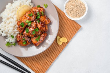 Teriyaki tavuğu, pilav ve susam tohumlu, açık gri arka planda. Kopyalama alanının üst görünümü.