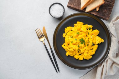 Gri arka planda maydanozlu omlet. Kahvaltı mı brunch mı?.