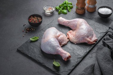 Arka planda iki taze tavuk budu ve baharat. Yemek pişirme.