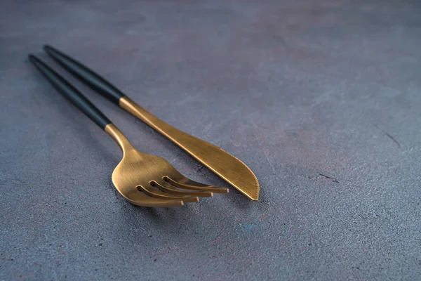 Tenedor y cuchillo sobre fondo oscuro. Vista lateral —  Fotos de Stock