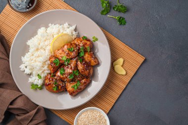 Teriyaki tavuğu ve pilav, geleneksel Japon mutfağı. Üst görünüm, alanı kopyala.