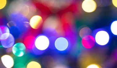Noel arkaplanı. Geceleri bulanık Noel ışıklarının fotoğrafı. Yatay görünüm.
