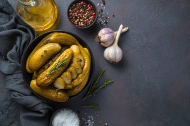 Kıtır kıtır, salatalık turşusu, baharat ve sarımsak. Üst görünüm, alanı kopyala.