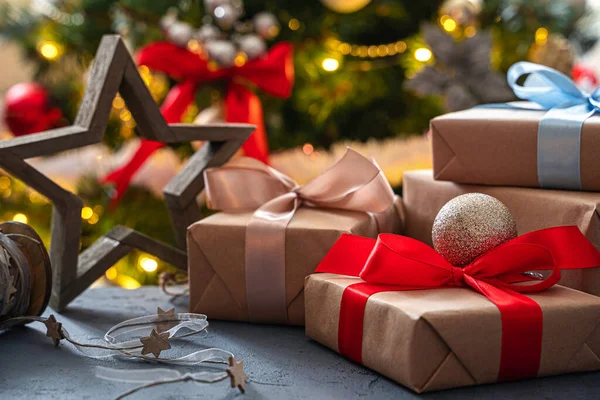 クリスマスの背景にある贈り物と木製の星 サイドビュー クローズアップ — ストック写真