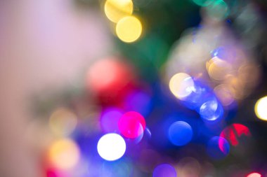 Renkli Noel ışıkları. Odaklanmamış arka plan. Balonlu ve çelenkli Noel ağacı.