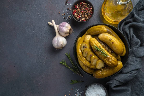 Sarımsaklı, tereyağlı ve biberiyeli salatalık turşusu. Ev yapımı turşu. Yan görünüm, boşluk kopyala.