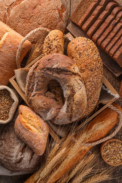 Büyük bir çeşit taze, çıtır çıtır ekmek. Ekmek arkaplanı. Üst görünüm.