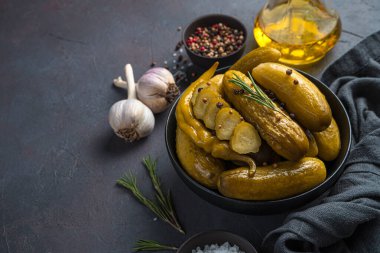 Sarımsaklı, tereyağlı ve biberiyeli salatalık turşusu. Ev yapımı turşu. Yan görünüm, boşluk kopyala.