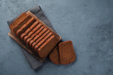 Taze çavdar ekmeği dilimler halinde kesilmiş. Boşluğu kopyala