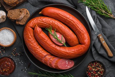 Krakow, arka planda biberiyeli ve baharatlı sosis içti. Üst görünüm, yakın çekim.