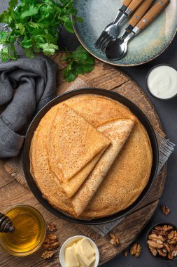 Tahtada ballı, tereyağlı ve fındıklı ev yapımı krep..
