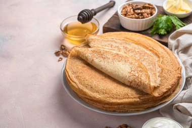 Ballı, ekşi kremalı ve fındıklı geleneksel krep. Krep günü..