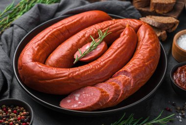 Yakından tütsülenmiş sosis halkaları. Yan görünüm, yakın plan.