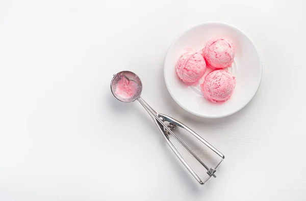 Três Bolas Sorvete Baga Uma Colher Fundo Branco Com Espaço — Fotografia de Stock