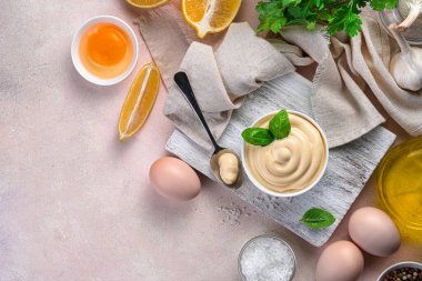 Kasede mayonez ve arka planda da malzemeler. Üst görünüm, alanı kopyala.