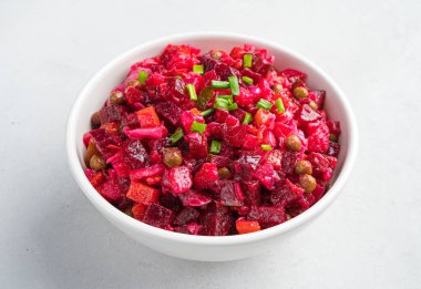 Gri arka planda beyaz bir kasede sebze salatası salatası sosu. Vejetaryen salatası. Yan görünüm.