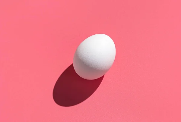 Białe Jajko Twardym Cieniem Różowym Tle Koncepcja Wielkanocnej Minimalistycznej Żywności — Zdjęcie stockowe
