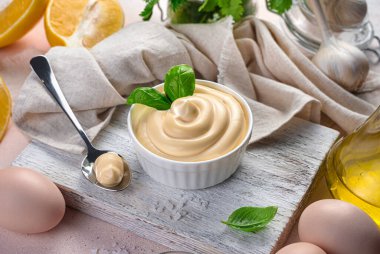 Hafif arka planda malzemelerle ev yapımı mayonez. Yan görünüm.