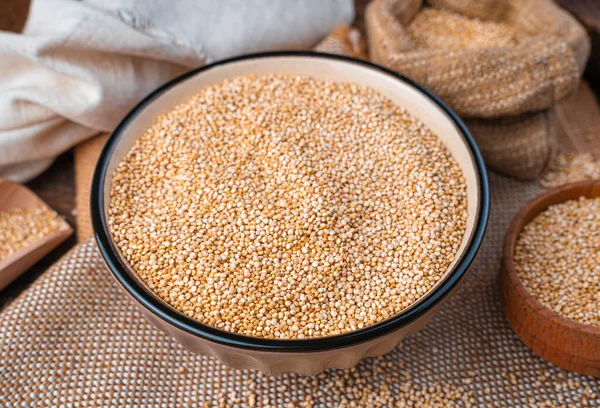 Graines Quinoa Dans Bol Gros Plan Sur Fond Bois Vue — Photo