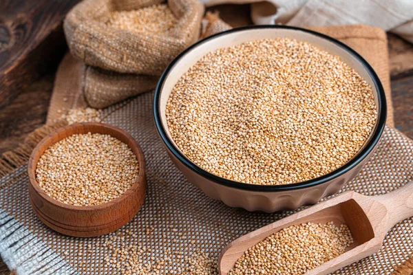 Graines Quinoa Blanc Dans Bol Sur Fond Bois Vue Latérale — Photo