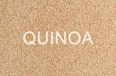 Mutfak arka planı, bej kinoa tohumları. Sağlıklı yiyecekler. Yatay görünüm.