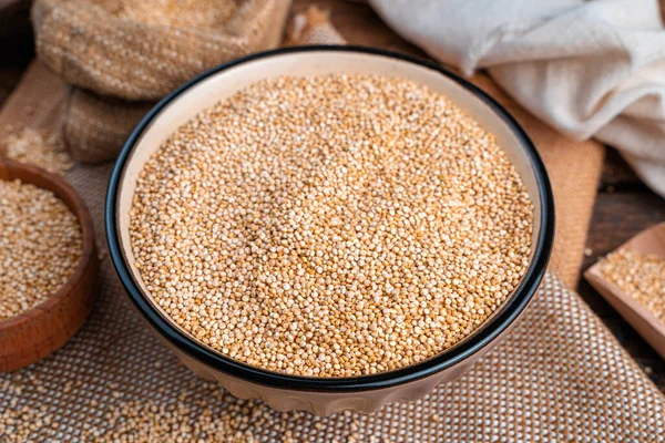 Graines Quinoa Dans Bol Sur Fond Bois Vue Latérale Gros — Photo