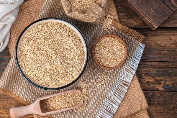 Graines Quinoa Utiles Sur Fond Bois Brun Naturel Vue Dessus — Photo
