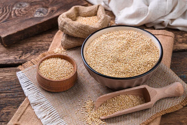 Graines Quinoa Blanches Dans Bol Sur Fond Bois Brun Vue — Photo