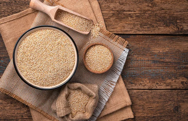 Graines Quinoa Utiles Dans Bol Sur Fond Naturel Avec Espace — Photo