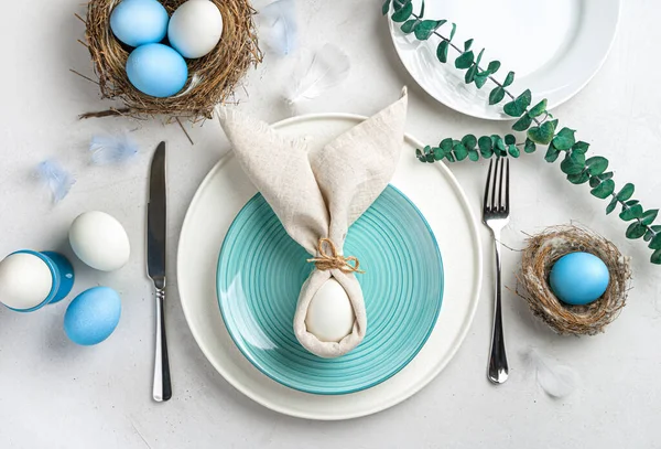 Пасхальный кролик из яиц и салфеток на тарелке. — стоковое фото