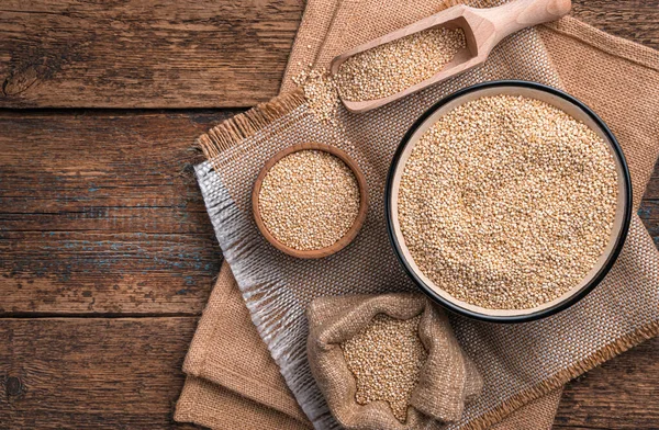 Egészséges fehér quinoa magja természetes barna fa alapon. — Stock Fotó