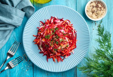 Mavi tabakta pancar, lahana ve havuçlu sebze salatası. Sağlıklı diyet salatası. Üst görünüm.