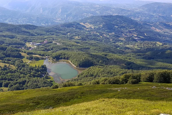 Panorama Góry Ventasso Reggio Emilia Zielonymi Wzgórzami Jeziorem Calamone Wysokiej — Zdjęcie stockowe