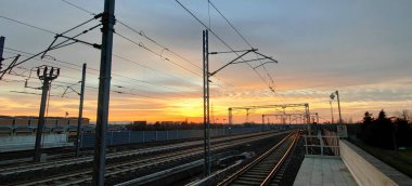 Panorama ve günbatımı tren istasyonunda raylı ve kablolu. Yüksek kalite fotoğraf
